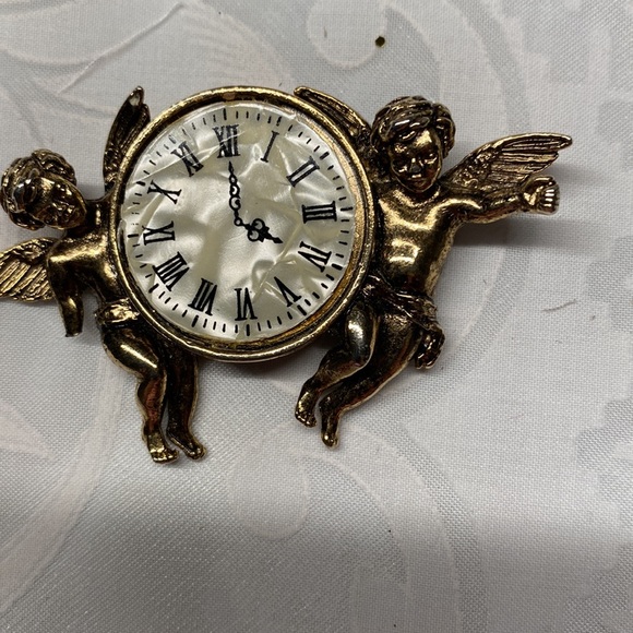 Vintage classic broach.approximately 2 inches long and 1 inch high. Or smaller. - Picture 2 of 3